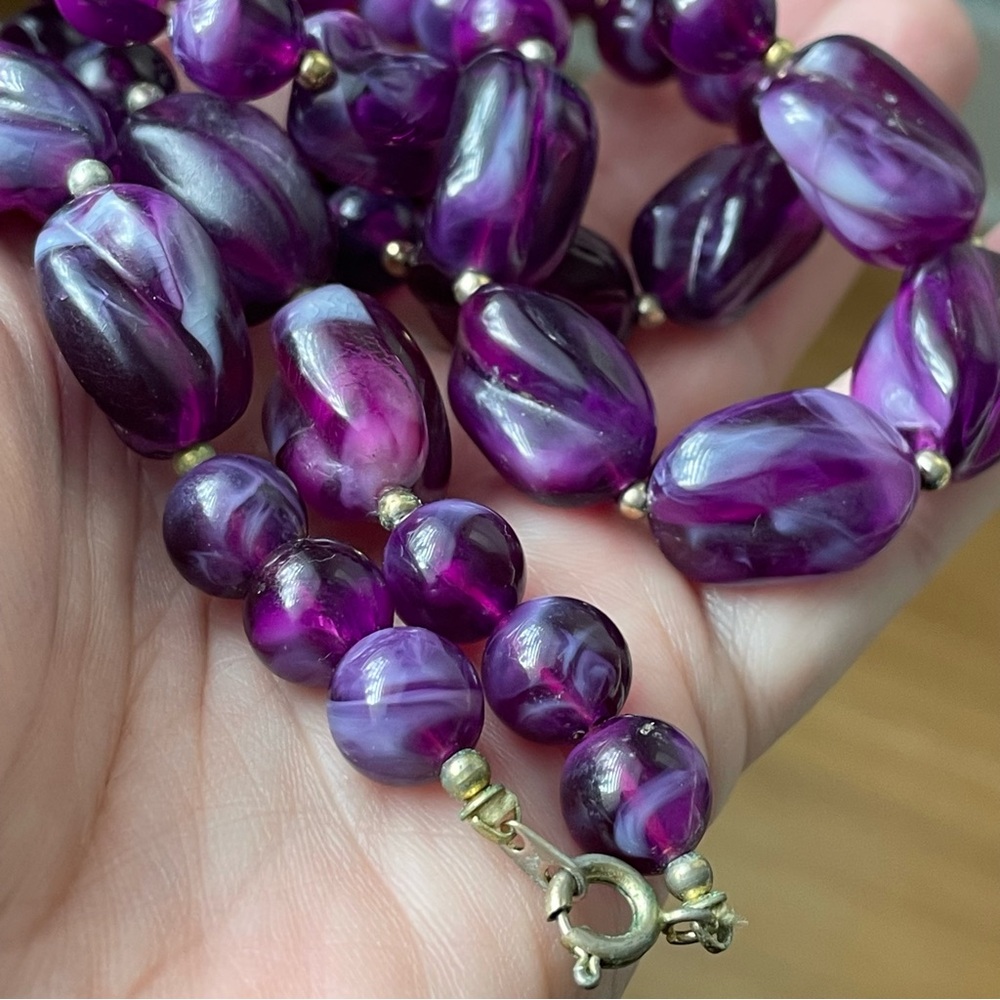 Vintage swirled purple acrylic/lucite beaded necklace - Picture 9 of 10